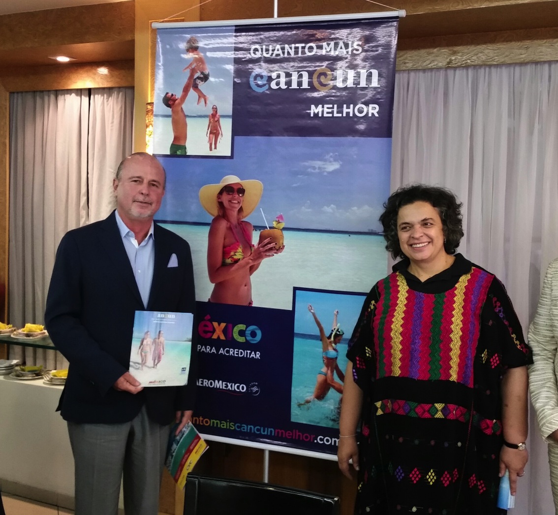 Jesús Almaguer Salazar con la Embajadora de México en Brasil, Beatriz Paredes en la presentación del folleto de Cancún en portugués[1]